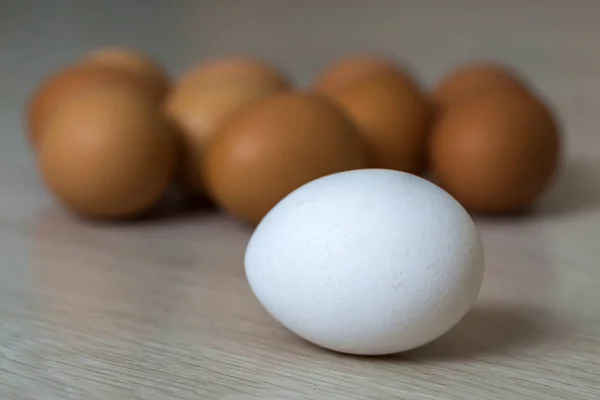 Duże Białe Jajko Grupa Żółta Jaj Stole Kuchni Światło Tła — Zdjęcie stockowe