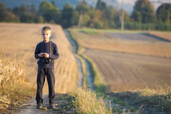 Jong Kind Jongen Met Fotocamera Tarweveld Wazig Plattelandsachtergrond — Stockfoto