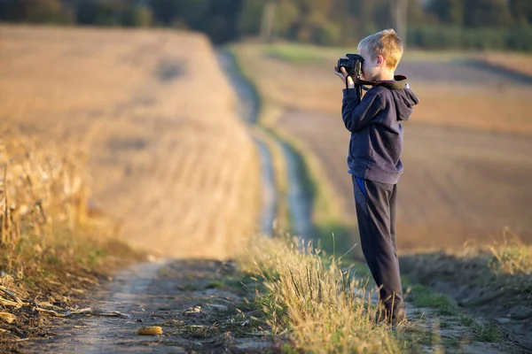 Malé Dítě Chlapec Fotoaparátem Vyfotit Pšeničné Pole Rozmazané Venkovských Pozaďových — Stock fotografie