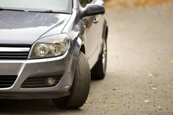 Voiture Brillante Grise Garée Dans Quartier Calme Sur Route Asphaltée — Photo