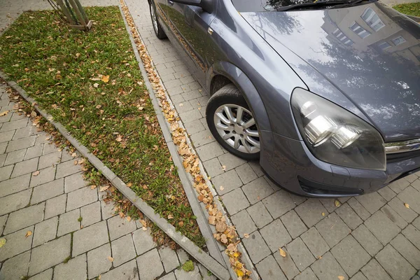 Szeroki Kąt Strzału Nowoczesny Srebrny Samochód Zaparkowany Utwardzonych Słoneczny Spokojnej — Zdjęcie stockowe