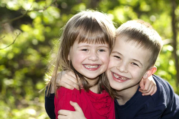 Два Симпатичных Забавных Счастливых Улыбающихся Ребенка Младший Брат Сестра Девочки — стоковое фото