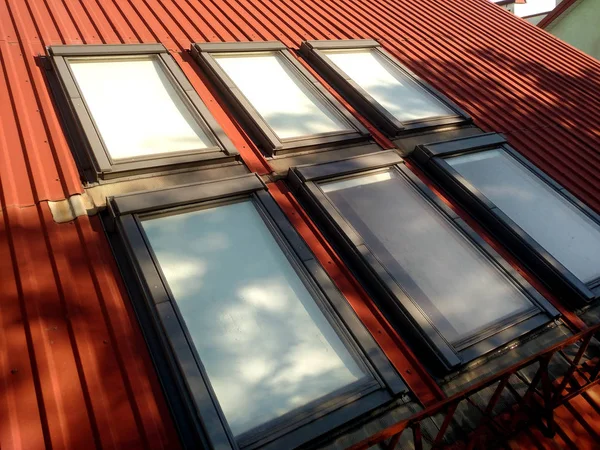 Röda Klinkergolv Tak Med Vinden Fönster Takläggning Konstruktion Fönster Installation — Stockfoto