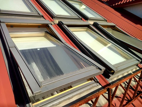 Kırmızı Kiremitli Çatı Tavan Windows Ile Çatı Inşaat Pencere Montaj — Stok fotoğraf