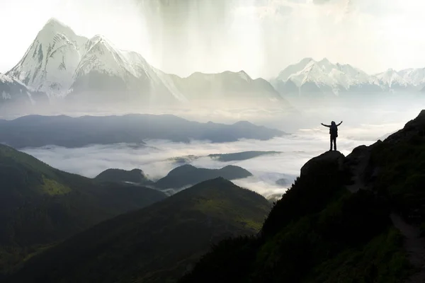 Широкая Горная Панорама Небольшой Силуэт Туриста Рюкзаком Скалистом Склоне Горы — стоковое фото