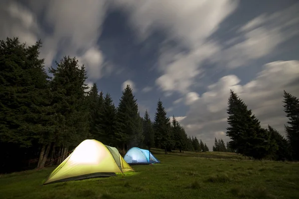 Deux Tentes Touristiques Brillamment Éclairées Sur Une Forêt Verdoyante Herbeuse — Photo