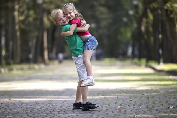 Deux Mignons Jeunes Enfants Souriants Drôles Fille Garçon Frère Tenant — Photo