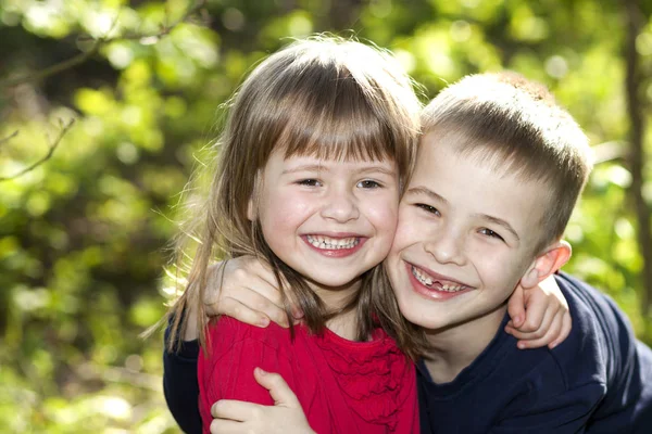 Twee Schattige Blonde Grappige Gelukkig Lachende Kinderen Broers Zussen Omhelst Rechtenvrije Stockafbeeldingen