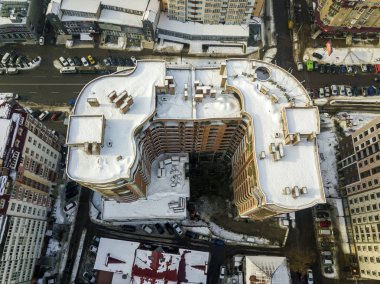 Hava kış en iyi manzarayı uzun boylu daire karmaşık yapılar karlı çatı, Park ve arabalar sokaklar boyunca hareket ile modern şehir. Kentsel altyapı, yukarıdan görünüm.