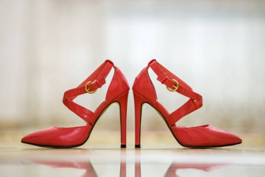 Işık kırmızı boşaltma kadın ayakkabı altın tokalar ile izole moda yüksek topuk deri Çift alan arka plan kopyalayın. Stil ve moda, modern ayakkabı kavramı.