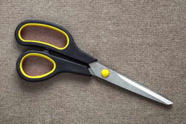 Keskin çelik metal makas hafif kumaş kopya alan arka plan üzerinde izole Close-up. Ev Eşyası, ofis veya okul araçları.