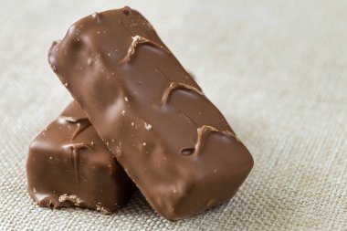 İki izole izole koyu kahverengi çikolata şeker çubukları ışık tuval bezi kopya alan arka plan üzerinde snickers. Lezzetli yemekler, besleyici, Aperatif kavramı.