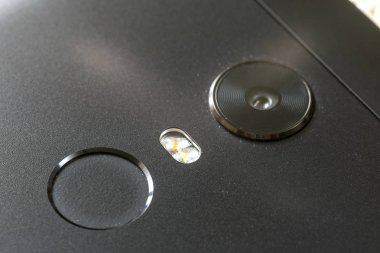 Cep telefonu güvenlik başparmak ile yakın çekim ayrıntılı tarama aygıtı ve kamera parmak izi. Modern teknoloji güvenlik ve smartphone tasarım konsepti.