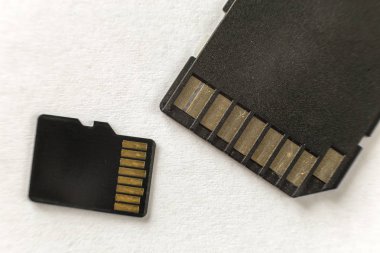 Micro Sd hafıza kartı ve Sd dönüştürücülü beyaz kopyalama alanı arka plan üzerinde izole Close-up. Modern teknoloji kavramı.