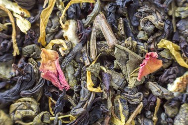 Kuru çay bitki yaprakları Close-up soyut koyu renkli arka plan. Sağlıklı yaşam, doğal antioksidan içecek, aromaterapi kavramı.