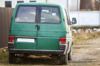 Şehrin sokak araç. Yol kenarında park etmiş yeşil minibüs