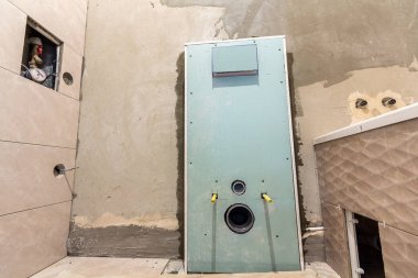 Banyo veya tuvalet ile seramik karo duvarları alçıpan, lavabo ve banyo için yüklü tamamlanmamış inşası.