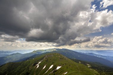 Dağ ridge manzara dramatik bulutlu gökyüzü altında yaz veya bahar geniş panoramik görünüm.