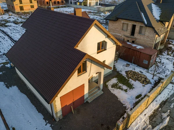 近代的な郊外に晴れた冬の日に囲われたヤードに新しい住宅コテージと鉄片屋根付け車庫の眺め 夢の家で完璧な投資 — ストック写真
