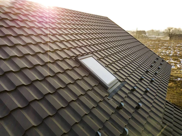 새로운 플라스틱 지붕된 지붕에 클로즈업 개념을 전문적으로 — 스톡 사진