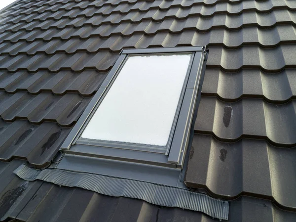 Närbild Nytt Vinden Plast Fönster Installerade Shingled Hus Tak Professionellt — Stockfoto