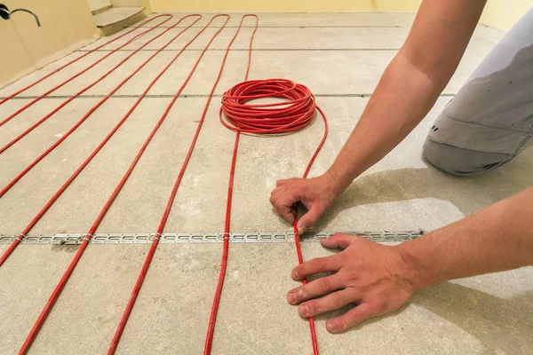 Villanyszerelő Telepítése Padlózatra Befejezetlen Szobában Piros Elektromos Kábel Fűtőszállal Felújítási — Stock Fotó