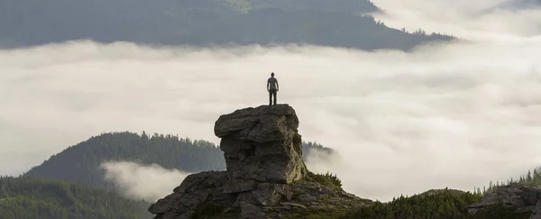 Silhouette Des Sportlichen Bergsteigers Touristen Auf Hoher Felsformation Gebirgstal Gefüllt — Stockfoto