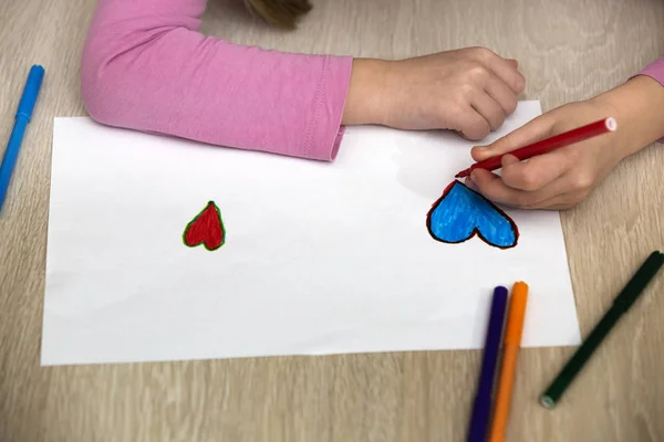 Dziecko Dziewczynka Ręce Rysunku Ołówki Kolorowe Kredki Serca Białym Papierze — Zdjęcie stockowe