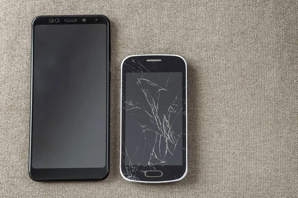 Comparação Dois Telefones Celulares Pretos Celular Antigo Com Tela Rachada — Fotografia de Stock
