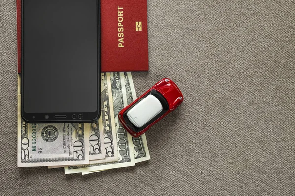 Schwarzes Handy Geld Amerikanische Dollarscheine Reisepass Und Spielzeugauto Auf Kopierraum — Stockfoto