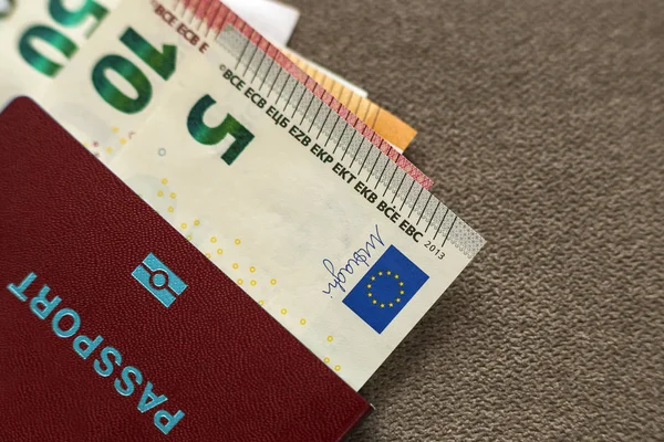 Podróży Paszport Pieniądze Rachunki Banknotów Euro Tle Kopii Przestrzeń Widok — Zdjęcie stockowe
