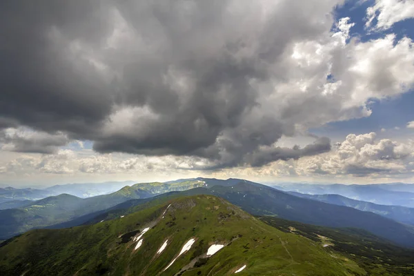 Dağ ridge manzara dramatik bulutlu gökyüzü altında yaz veya bahar geniş panoramik görünüm.