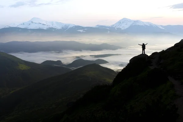 Amplio Panorama Montaña Pequeña Silueta Turista Con Mochila Ladera Rocosa — Foto de Stock