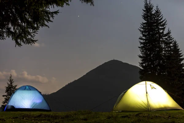 Deux Tentes Touristiques Lumineuses Sur Forêt Verdoyante Herbeuse Défrichant Sur — Photo