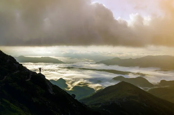 Amplio Panorama Montaña Pequeña Silueta Turista Con Mochila Ladera Rocosa —  Fotos de Stock
