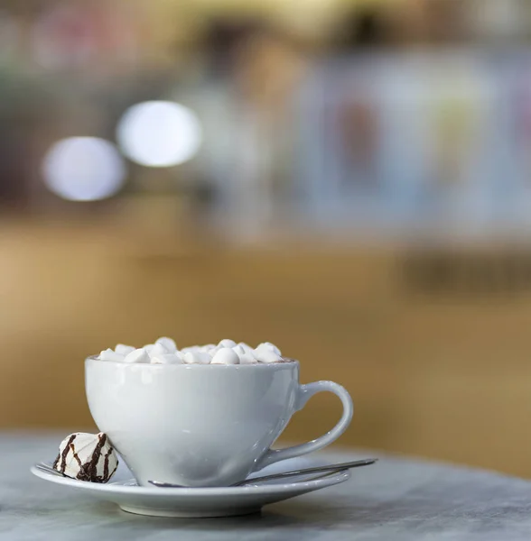 Caneca Café Com Marshmallows Placa Porcelana Fundo Bokeh Interior Colorido — Fotografia de Stock