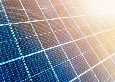 Yakın çekim yüzey güneş mavi parlak güneş Fotoğraf volta paneller ile yaktı. Sistem üreten yenilenebilir temiz enerji. Yenilenebilir yeşil enerji üretim kavramı.