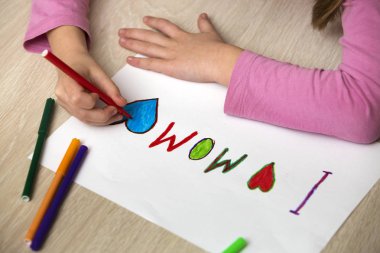 Yukarıdan görünümünü Childs'ı sevdiğimi renkli boya kalemi ile çizim anne beyaz kağıda eller. Sanat eğitimi, yaratıcılık kavramı.