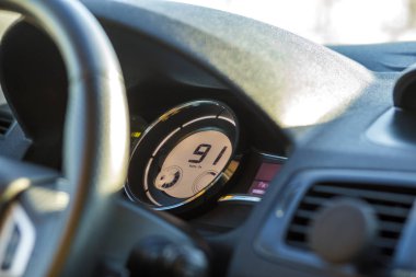 Modern araba iç sürücü elle direksiyon simidi üzerinde. Güvenli sürüş kavramı.