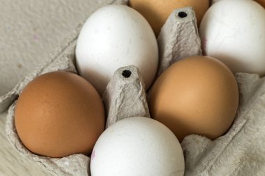 Mutfak masa ışık kopya alan arka plan üzerine açık karton yumurta kartonu tavuk yumurta. Sağlıklı organik gıda ve beslenme kavramı.