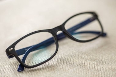 Gözlükler, bulanık beyaz kopyalama alanı arka plan üzerinde izole moda gözlük okuma.