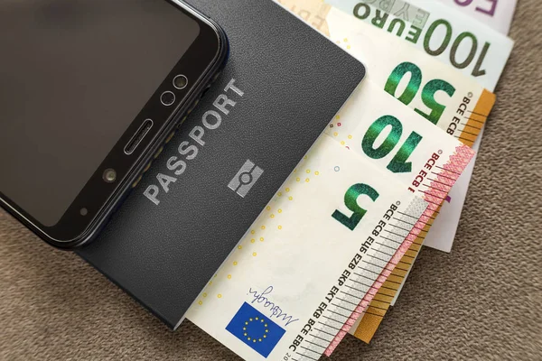 Nowoczesny Telefon Czarny Bonów Pieniężnych Banknoty Euro Paszport Podróży Tle — Zdjęcie stockowe