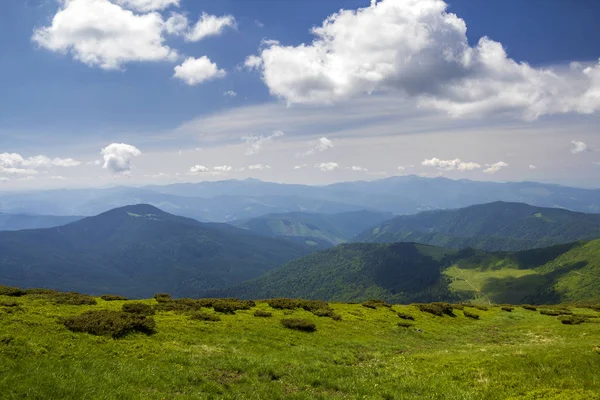 Yeşil Dağların Panoraması Parlak Güneşli Bir Günde Üzerinde Mavi Gökyüzünün — Stok fotoğraf
