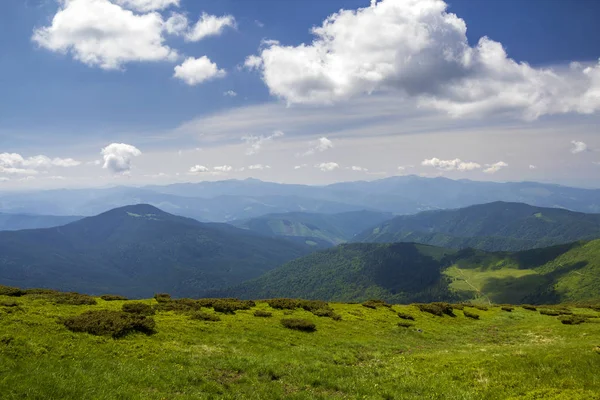 Zöld Hegyek Panoráma Világos Napos Kék Alatt Turizmus Utazás Koncepció — Stock Fotó