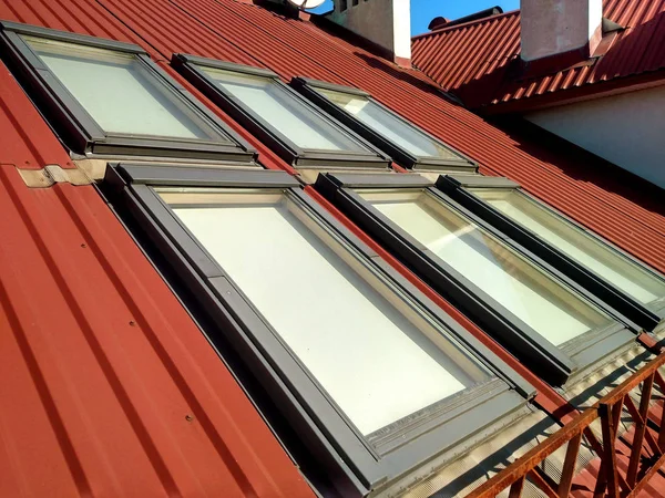 Rotes Ziegeldach Mit Dachbodenfenstern Dachkonstruktion Fenstereinbau Modernes Architekturkonzept — Stockfoto