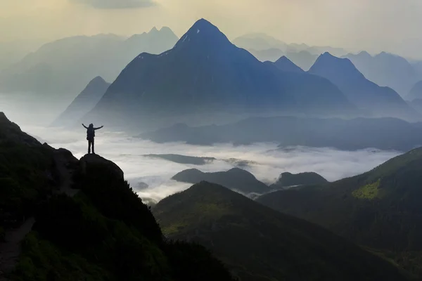 Panorama Amplo Montanha Pequena Silhueta Turista Com Mochila Encosta Montanha — Fotografia de Stock