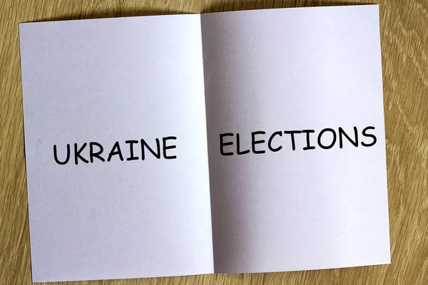 Белый Блеск Бумаги Деревянном Фоне Текстом Выборы Украине Нем — стоковое фото