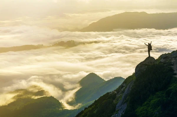 Amplio Panorama Montaña Pequeña Silueta Turista Con Mochila Ladera Rocosa — Foto de Stock