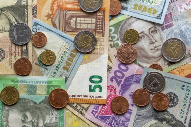 Farklı metalden yapılmış renkli arka plan sikke, Amerikan, Ukrayna faturaları ve euro banknot para. Para ve mali, başarılı yatırım kavramı.