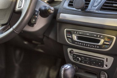 Lüks araba siyah deri iç. El freni el ile fren ve vites sopa bulanık Pano arka plan üzerinde yakın çekim detayını. Ulaşım, tasarım, modern teknoloji kavramı.